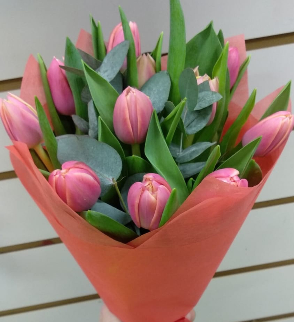Розовые тюльпаны в букете