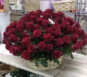 большая корзина из 101 красной розы