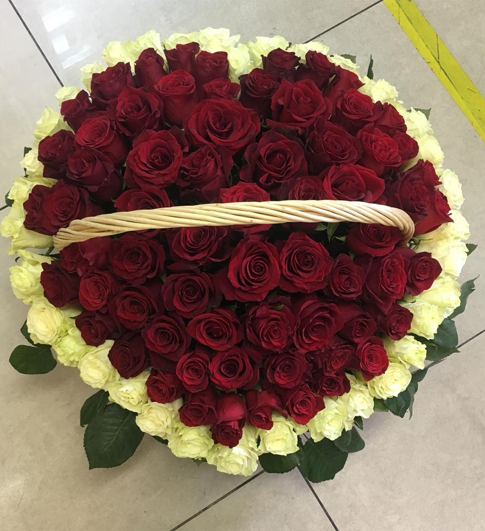 Сердце из роз в корзине, в центре красные, по краям белые розы.