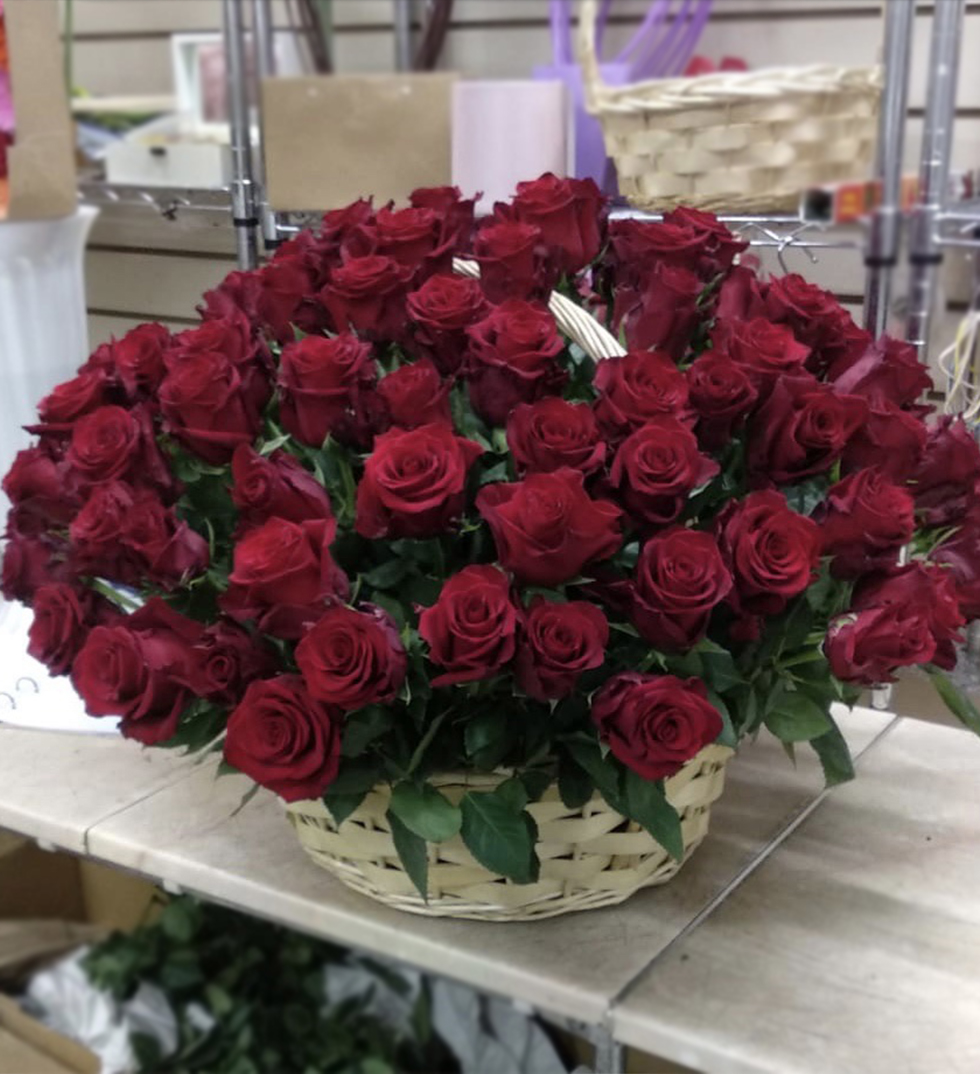 Красивая корзина с красными розами