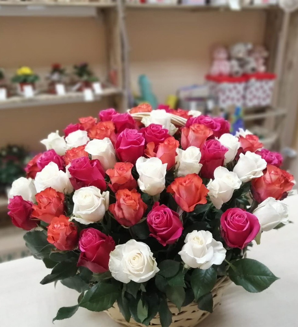 Корзинам с белыми и бело-красными розами