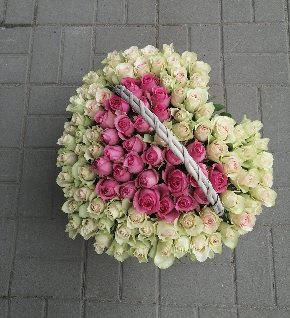Розы, в корзине выложены в форме сердца